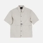 Kaufen Sie das stilvolle Arbeitsset „Syna World Work Shorts Set – Beige“ von Syna Worlds. Beste verfügbare Qualität.