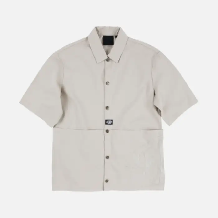 Kaufen Sie das stilvolle Arbeitsset „Syna World Work Shorts Set – Beige“ von Syna Worlds. Beste verfügbare Qualität.