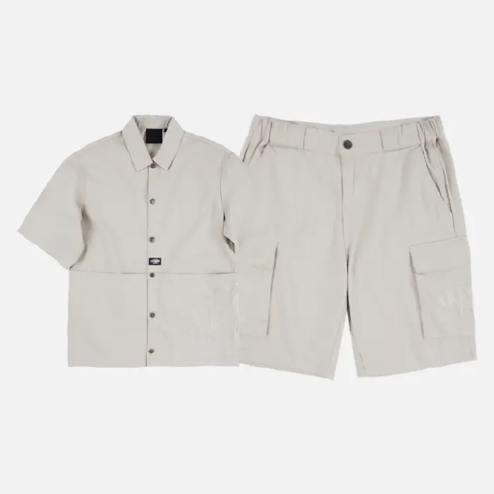 Kaufen Sie das stilvolle Arbeitsset „Syna World Work Shorts Set – Beige“ von Syna Worlds. Beste verfügbare Qualität.