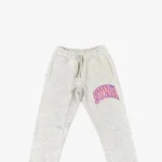Buy the Syna Crest Pack Logo Trousers – Beigefrom the official Syna World shop. Fast delivery worldwide with easy returns.