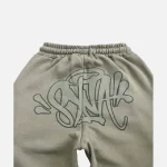 Discover the latest Synaworld Syna Logo Salvia Sports Trousers – buy online. Visit Syna World.