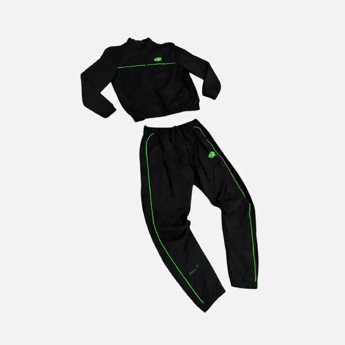 Buy a tracksuit featuring the Syna logo tracksuit – Black/Green – at a bargain price at Syna Worlds. You can count on our quality guarantee.