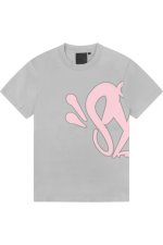 Buy the Syna world Syna Logo T-Shirt Grey/Pink from the official Syna World shop. Fast delivery worldwide with easy returns.